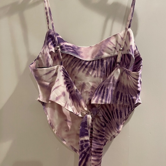 Kendall & Kylie Size Medium Polyester silky feel top - Picture 2 of 2